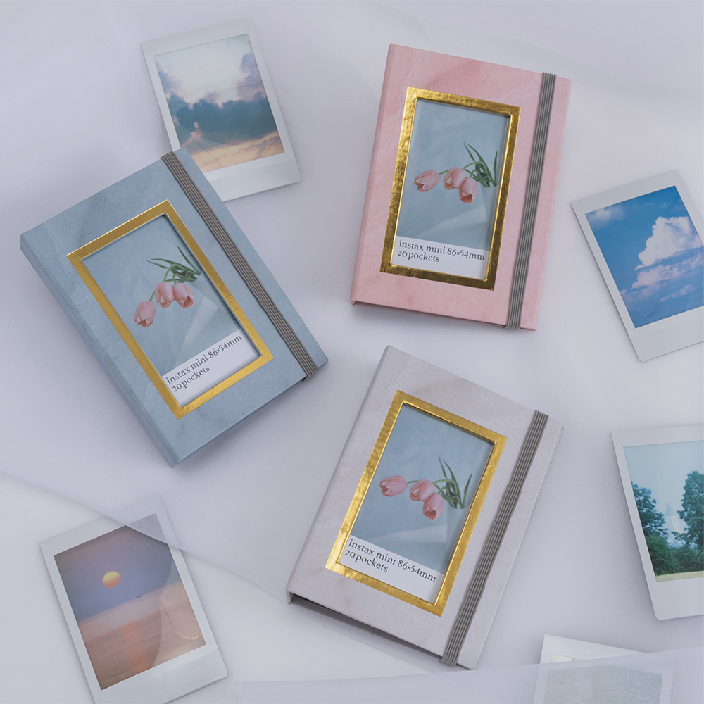 お気に入りの1枚を表紙にできる、上品な大理石風デザインのチェキ